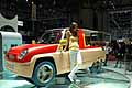 Bella ragazza che affianca la vettura Rinspeed BamBoo concept presente al Salone di Ginevra 2011